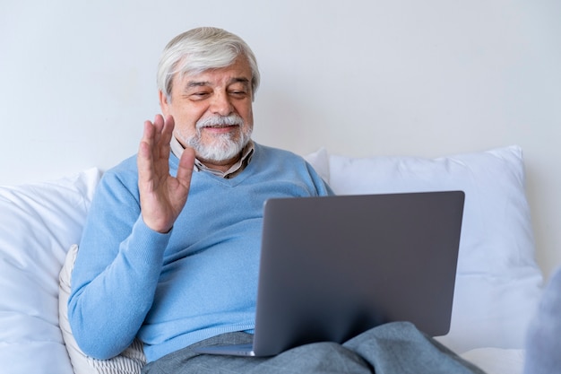 Gros plan sur une personne âgée tout en apprenant