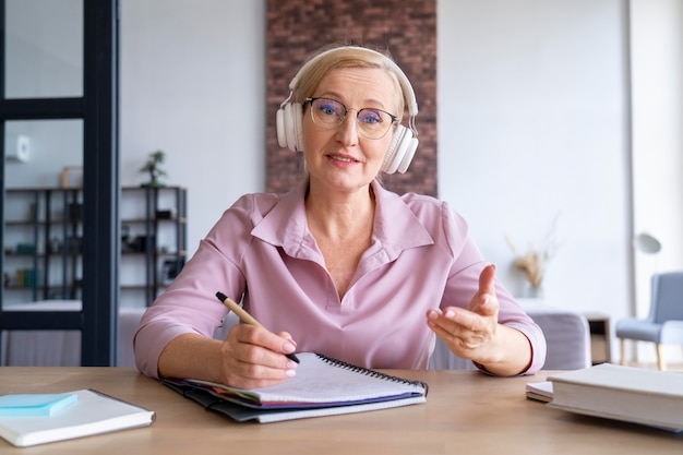 Gros plan sur une personne âgée tout en apprenant