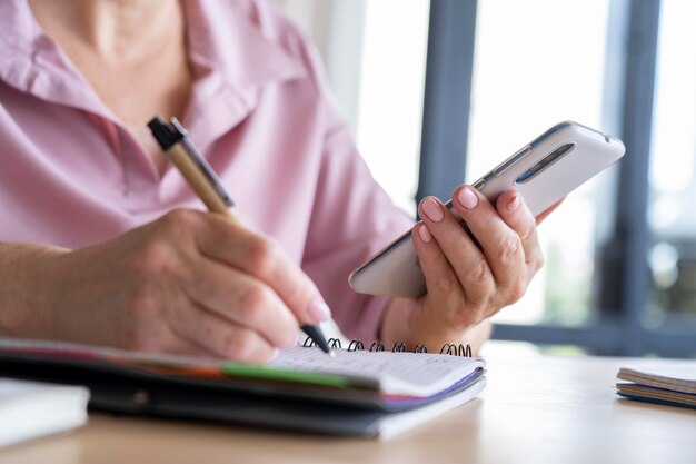 Gros plan sur une personne âgée tout en apprenant