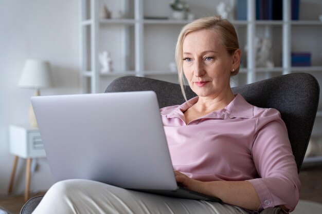 Gros plan sur une personne âgée tout en apprenant