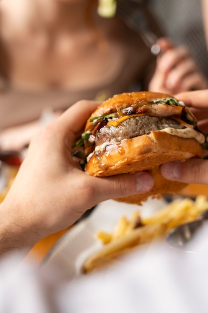 Photo gratuite gros plan sur une personne appréciant la nourriture