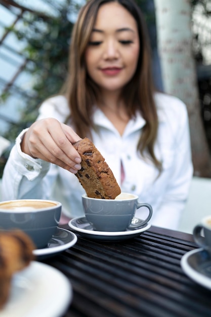 Gros plan sur une personne appréciant la nourriture