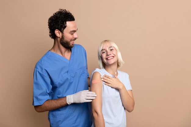 Gros plan sur personne après avoir été vacciné