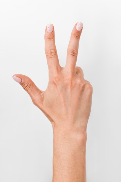 Gros plan personne enseignant la langue des signes