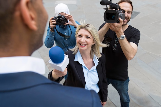 Photo gratuite gros plan sur une personne interrogée avec un microphone prenant des déclarations