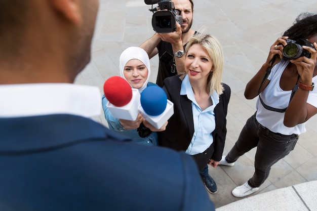 Gros plan sur une personne interrogée avec un microphone prenant des déclarations