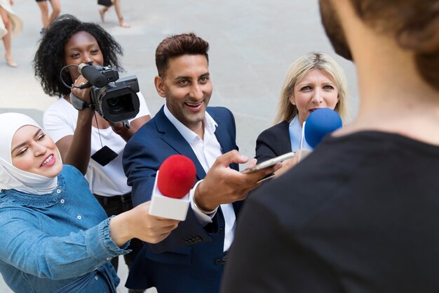 Gros plan sur une personne interrogée avec un microphone prenant des déclarations