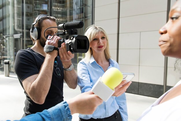 Gros plan sur une personne interrogée avec un microphone prenant des déclarations