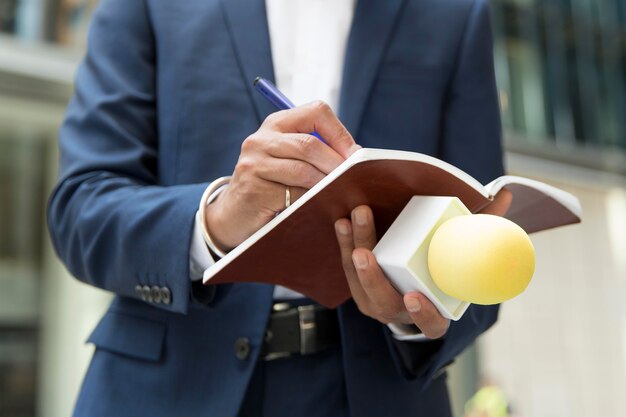 Gros plan sur la personne interrogée prenant des notes