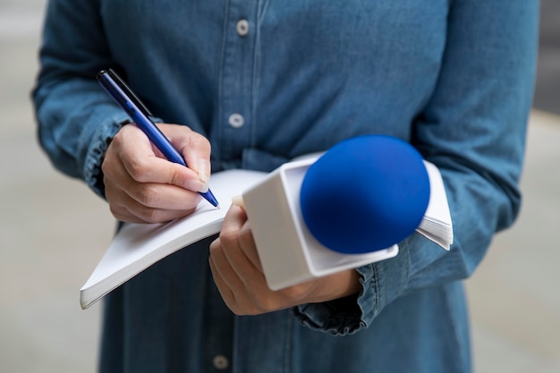 Gros plan sur la personne interrogée prenant des notes