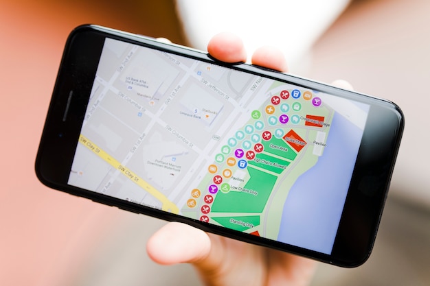 Gros plan, de, a, personne, main, tenue, smartphone, à, carte, gps, navigation