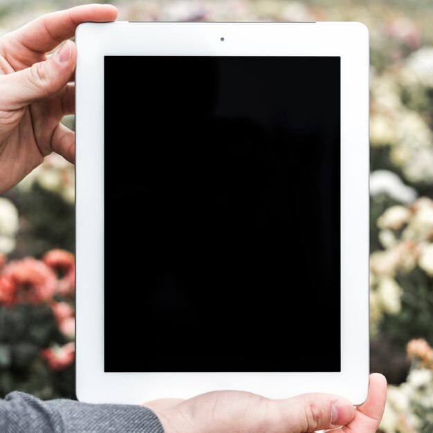 Gros plan, de, personne, main, tenue, tablette numérique, dehors
