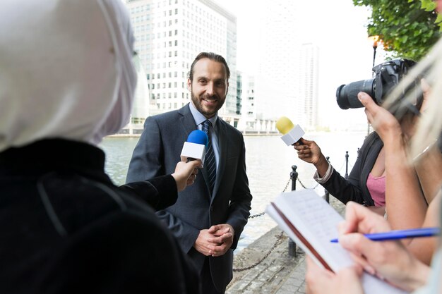 Gros plan sur une personne offrant une entrevue