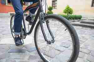 Photo gratuite gros plan, de, a, personne, pieds, bicyclette