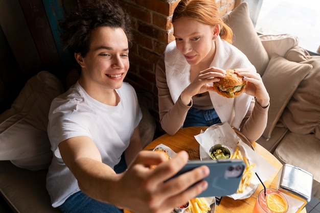 Photo gratuite gros plan sur une personne prenant une photo de nourriture