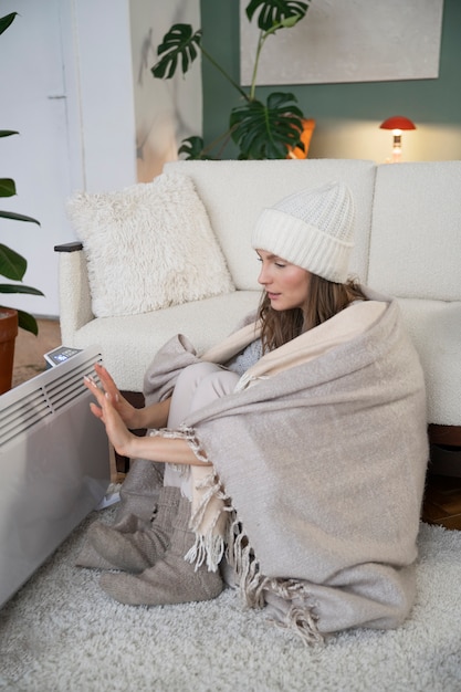 Gros plan sur une personne près d'un radiateur