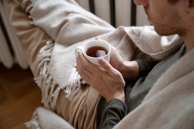 Photo gratuite gros plan sur une personne près d'un radiateur