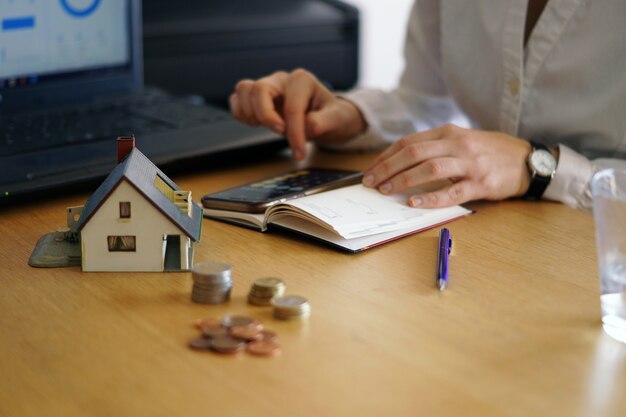 Gros plan d'une personne qui pense acheter ou vendre une maison