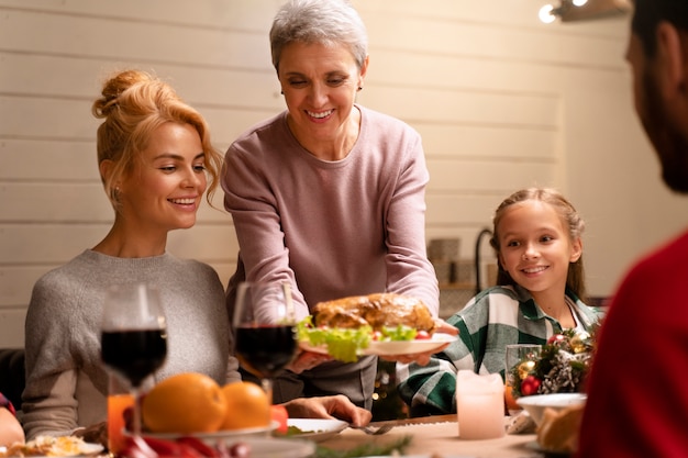 Gros plan sur la personne qui prépare le dîner de Noël