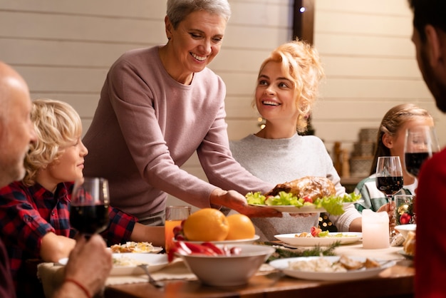 Photo gratuite gros plan sur la personne qui prépare le dîner de noël