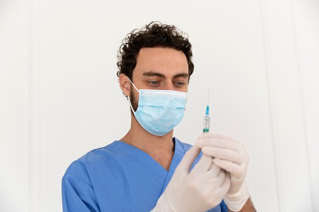 Gros plan sur la personne qui se fait vacciner