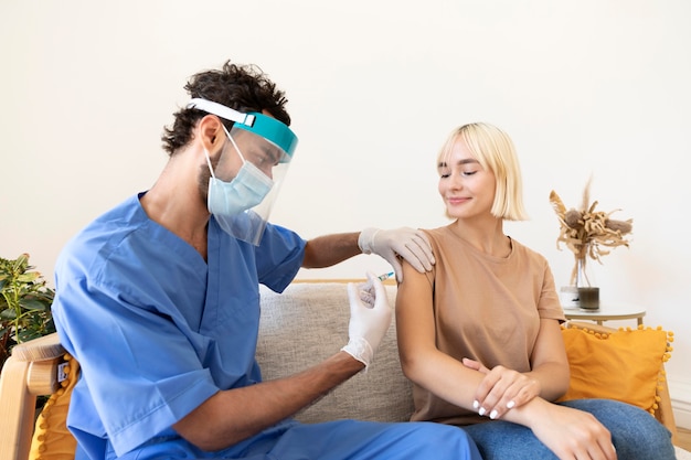 Gros plan sur la personne qui se fait vacciner