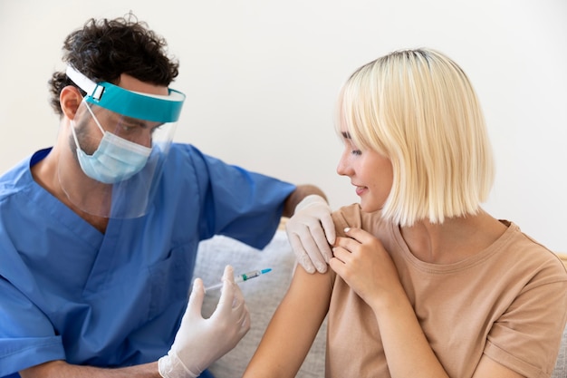 Gros plan sur la personne qui se fait vacciner
