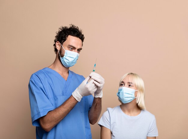 Gros plan sur la personne qui se fait vacciner