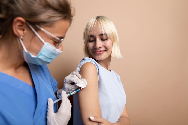 Gros plan sur la personne qui se fait vacciner