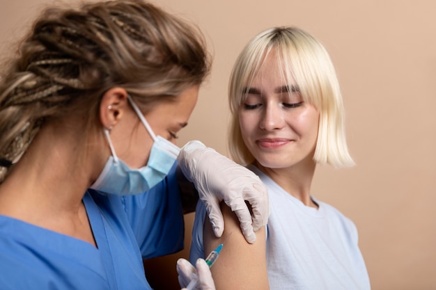 Photo gratuite gros plan sur la personne qui se fait vacciner