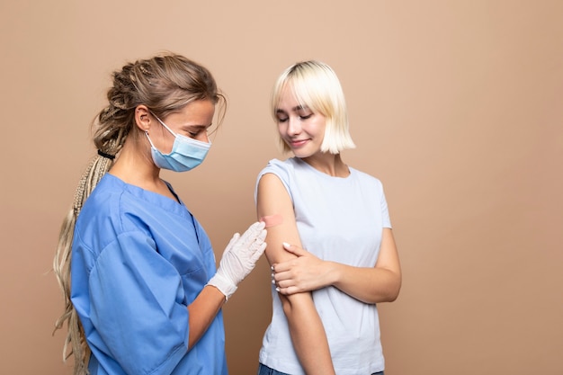 Gros plan sur la personne qui se fait vacciner