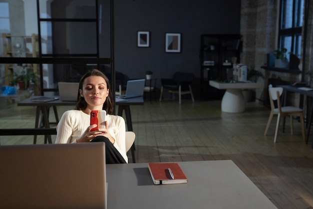 Gros plan sur une personne relaxante pendant la pause