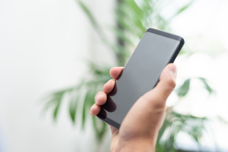 Photo gratuit gros plan d&#39;une personne tenant un smartphone