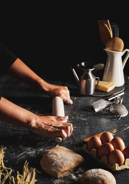 Gros plan, personne, tenue, rouleau à pâtisserie