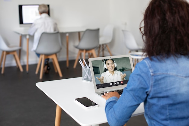 Gros plan sur une personne travaillant sur un appareil