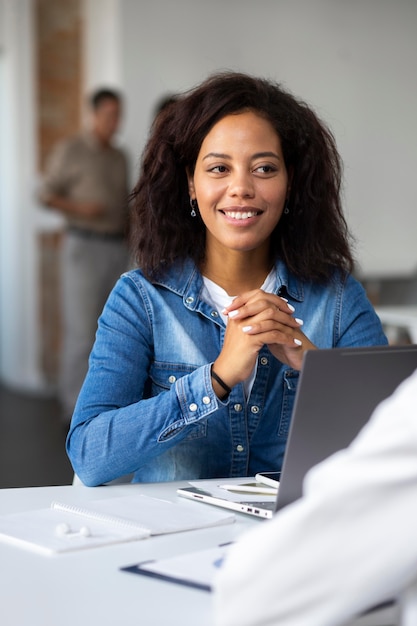 Gros plan sur une personne travaillant sur un appareil