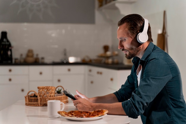 Gros plan sur une personne travaillant à domicile la nuit