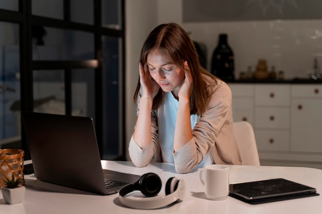 Gros plan sur une personne travaillant à domicile la nuit