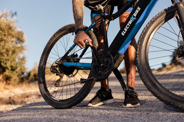 Gros plan sur personne avec vélo électrique