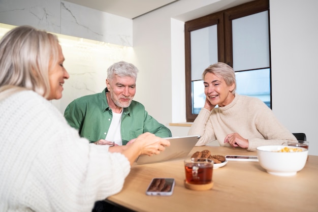 Gros plan des personnes âgées souriantes à table