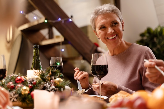 Gros plan sur les personnes appréciant le dîner de Noël