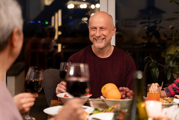 Gros plan sur les personnes appréciant le dîner de Noël