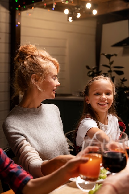 Photo gratuite gros plan sur les personnes appréciant le dîner de noël