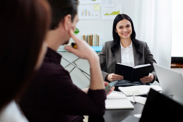 Gros plan sur des personnes discutant au travail