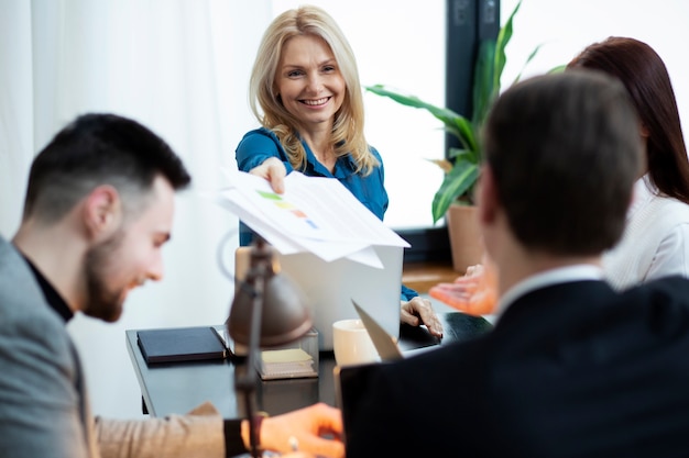 Gros plan sur des personnes floues travaillant ensemble