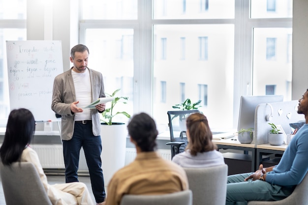 Gros plan sur les personnes qui apprennent au travail