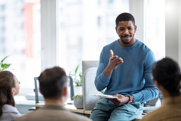 Gros plan sur les personnes qui apprennent ensemble au bureau