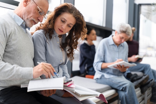 Photo gratuite gros plan des personnes qui étudient à l'intérieur