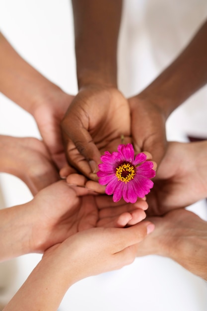 Photo gratuite gros plan sur les personnes se connectant par les mains