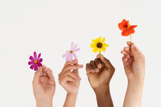 Gros plan sur les personnes se connectant par les mains